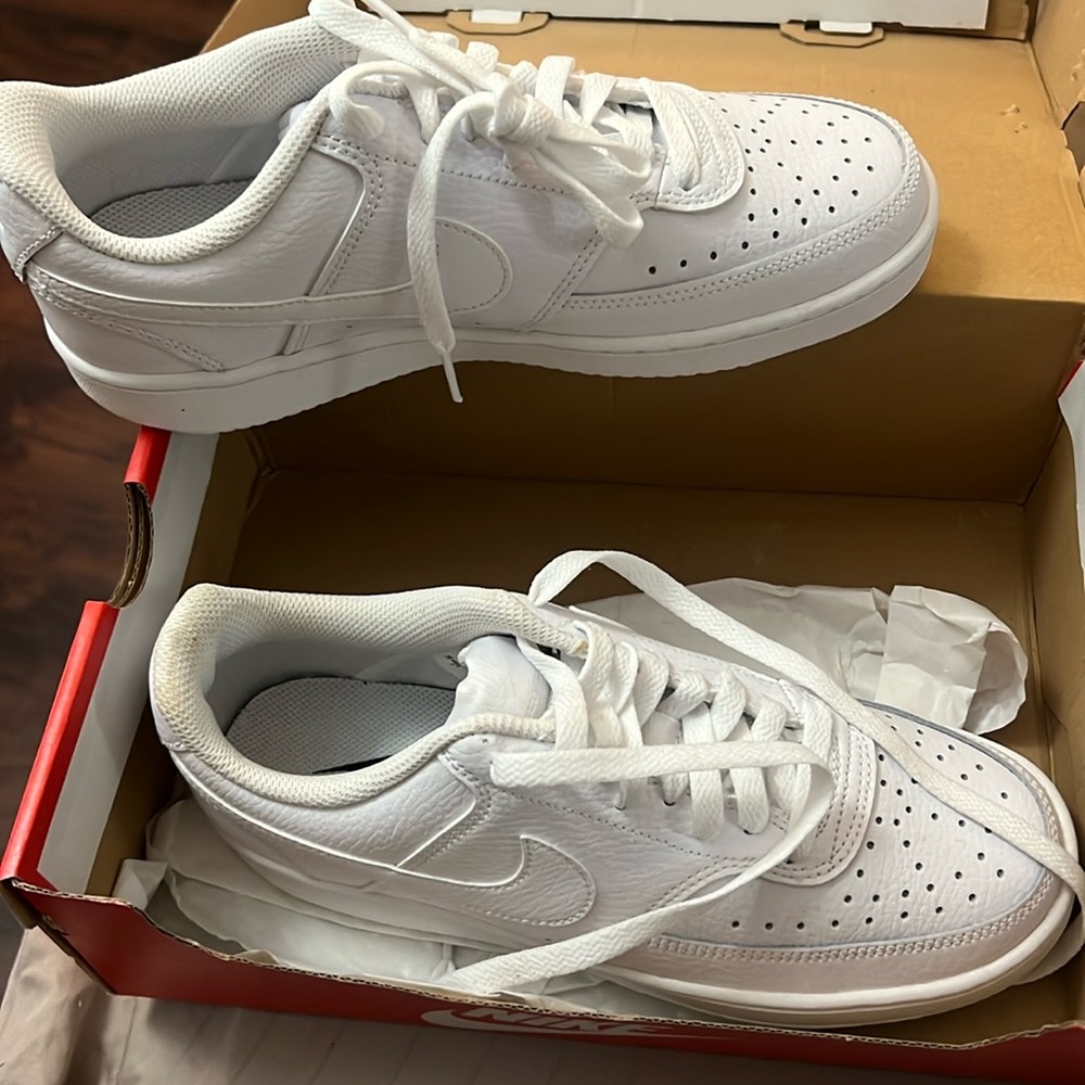 Nike women’s court vision low sneakers. Size 8